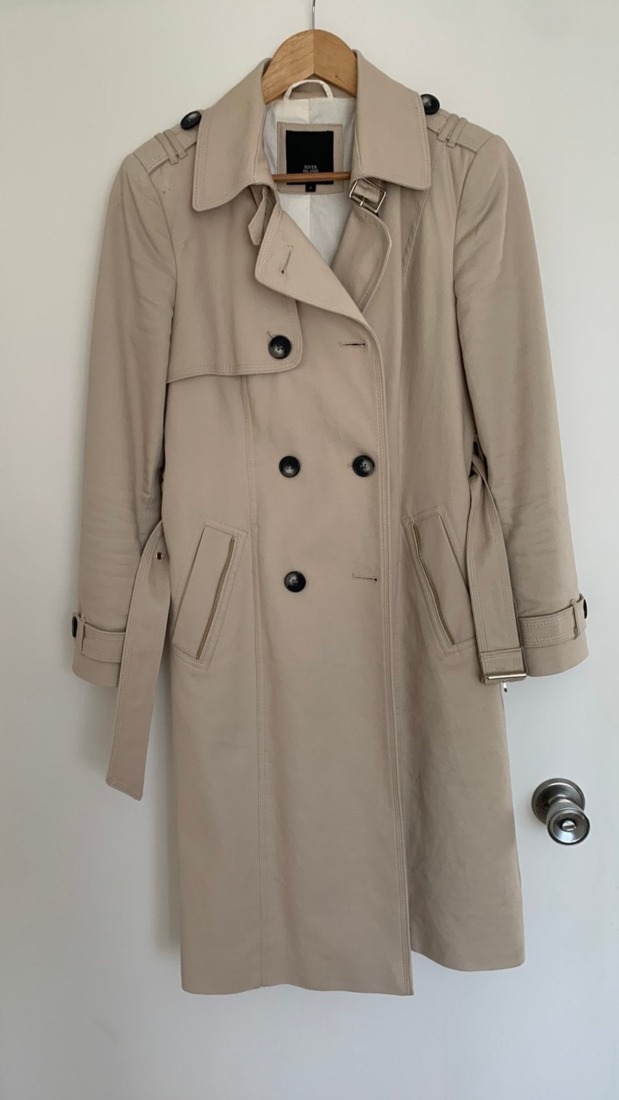 Trenchcoat van River Island. Maat 36, Ophalen of Verzenden, Zo goed als nieuw, Maat 36 (S), Beige