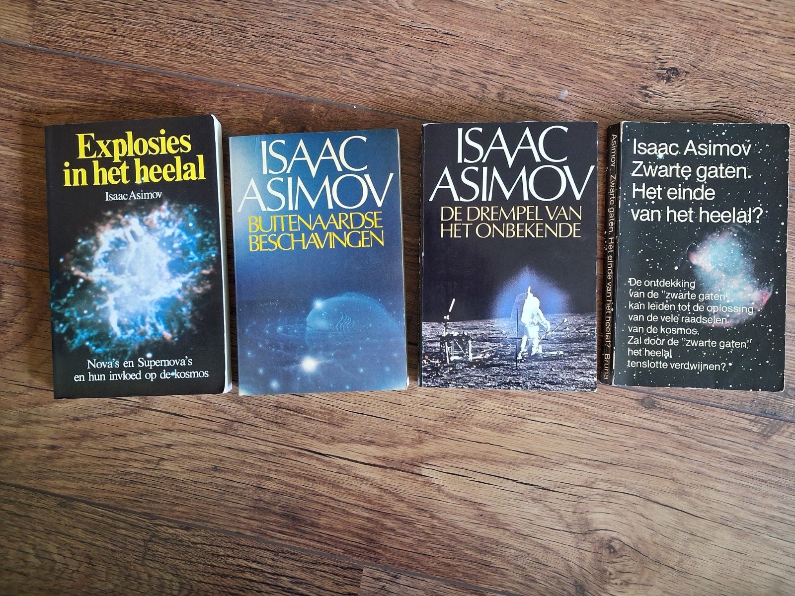Asimov over het heelal 4x, Boeken, Ophalen of Verzenden, Gelezen, Isaac Asimov