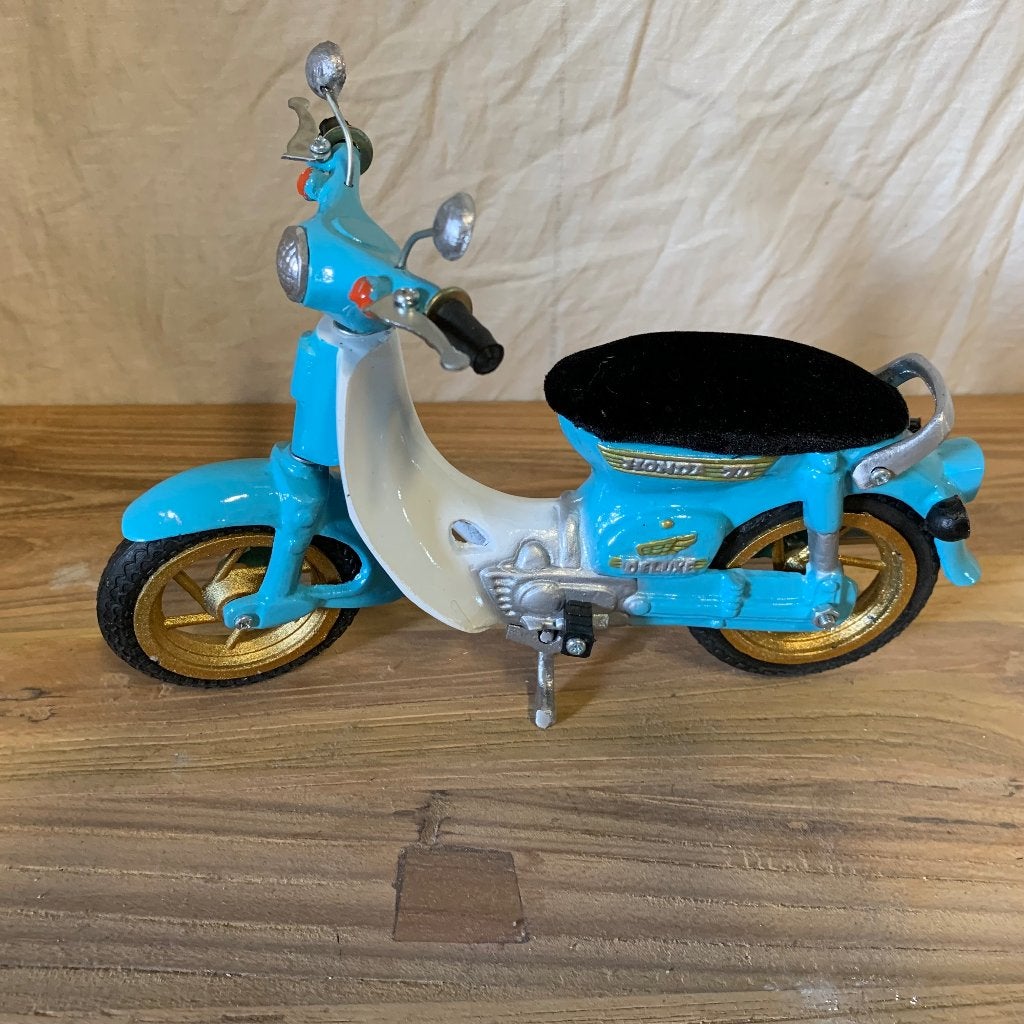 Miniatuur honda scooter - handgemaakt – Bij TTM Wonen, TTM Wonen, Meubels – (Perzische) Tapijten en Woonaccessoires, Meerkleurig