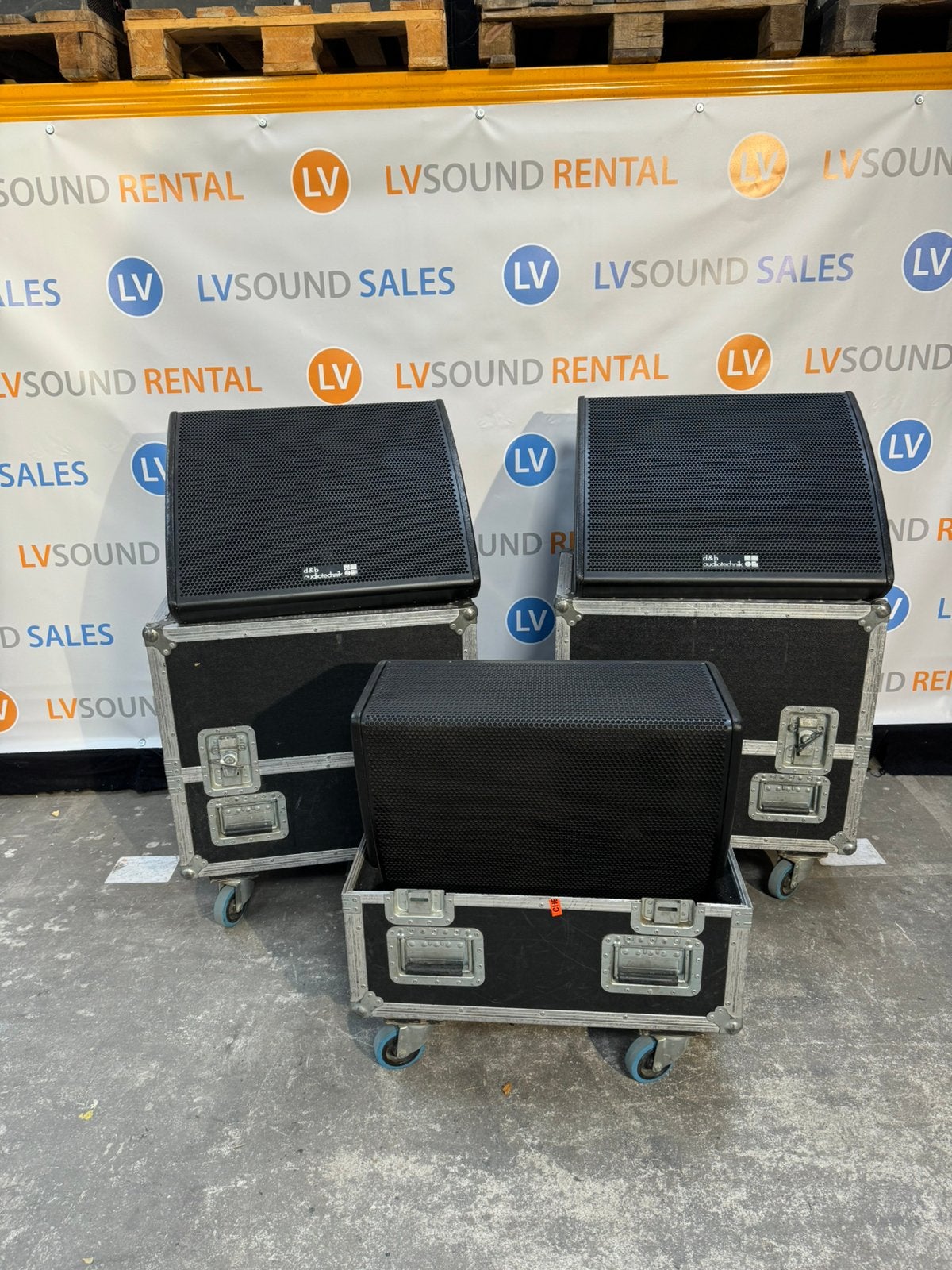 D&b Audiotechnik M2 monitor met flightcase, Audio, Tv en Foto, Luidsprekers, Zo goed als nieuw, Overige typen, 120 watt of meer