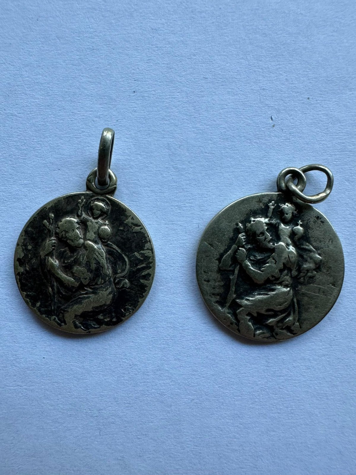 Sint-Christoffelmedaille 2x, Ophalen of Verzenden, Gebruikt, Sieraad, Christendom | Katholiek