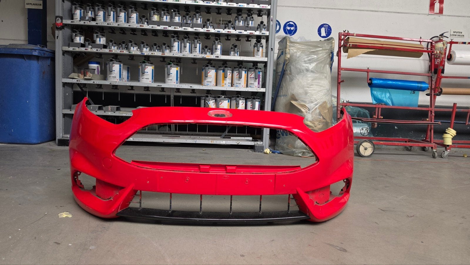 Voorbumper Ford Fiesta MK7 ST - Pomegranate Rood, Auto-onderdelen, Carrosserie en Plaatwerk, Gebruikt, Voor, Ophalen of Verzenden