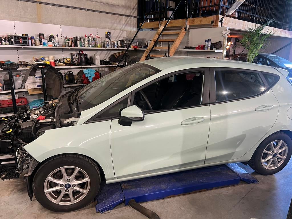 Schadeauto Ford Fiesta - Ideaal voor onderdelen of reparatie, Ophalen, Overige kleuren, Ford, Benzine