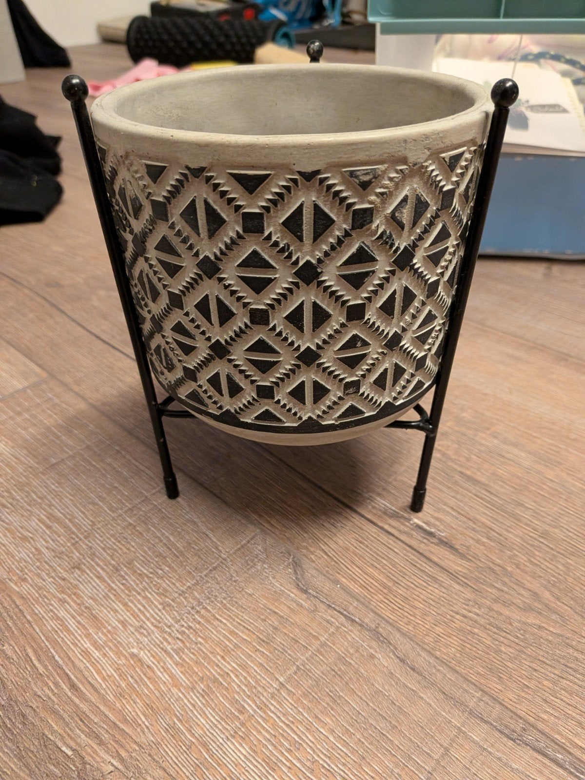 Decoratieve bloempot met standaard, Tuin en Terras, Ophalen, Minder dan 60 cm, Rond, Zo goed als nieuw