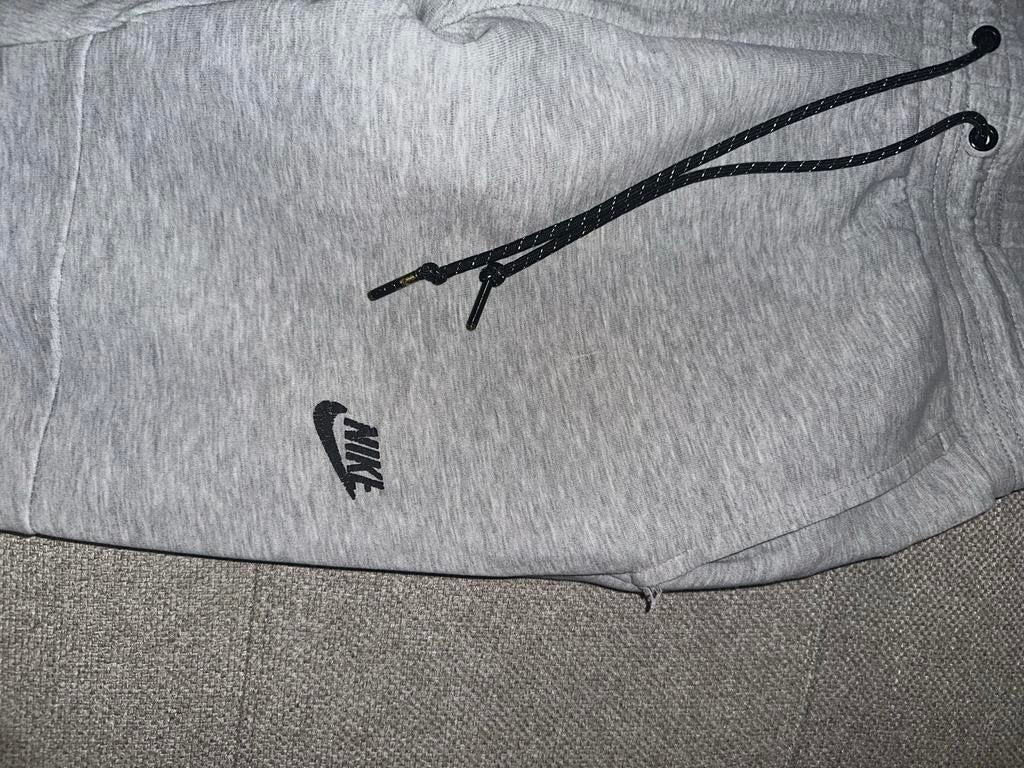 Nike broeken - Grijze Tech Fleece en Zwarte Joggingbroek (S), Ophalen of Verzenden, Gedragen, Maat 46 (S) of kleiner, Grijs