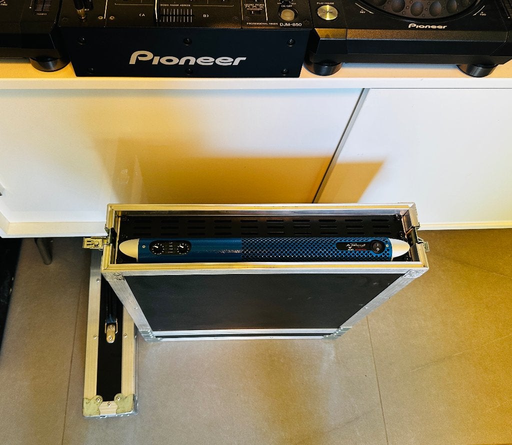 Powersoft M30D Versterker in Flightcase + JBSystems Process, Overige systemen, Zo goed als nieuw, 120 watt of meer, Ophalen