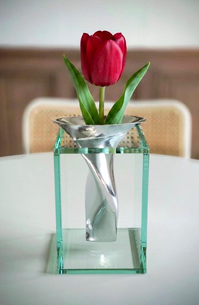 Modernistische designvaas in gietijzer en glas van Lisa Mori, Ophalen of Verzenden