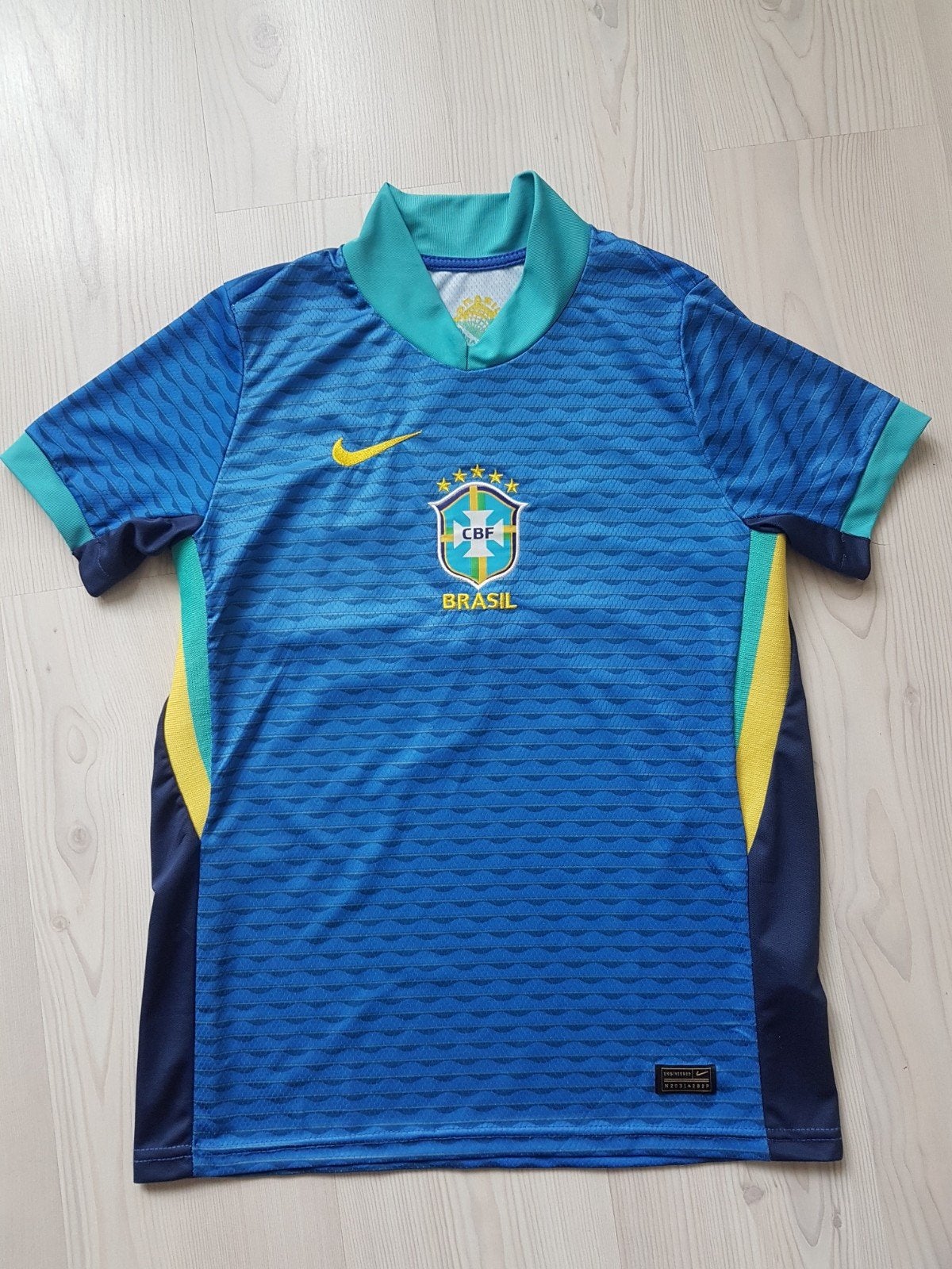 Brazilië Neymar voetbalshirt in size medium, Ophalen of Verzenden, Zo goed als nieuw, Shirt