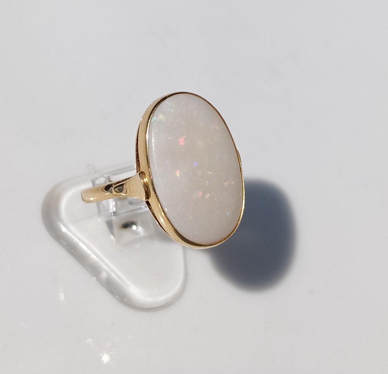 gouden ring met een opaal., Verzenden, Goud, Ring, Met edelsteen