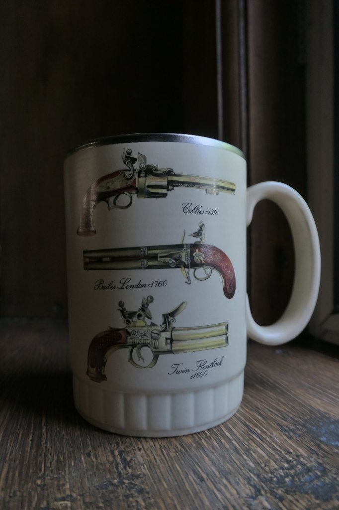 Mok Royal Worcester vintage,  antiek pistoolmotief, Ophalen of Verzenden, Zo goed als nieuw, Porselein, Overige typen