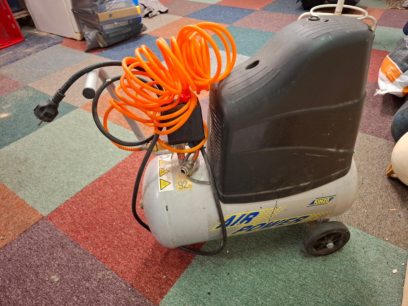 Kinzo Compressor met Luchtslang - Verrijdbaar en Instelbaar, Ophalen, Gebruikt, 6 tot 10 bar, Minder dan 200 liter/min