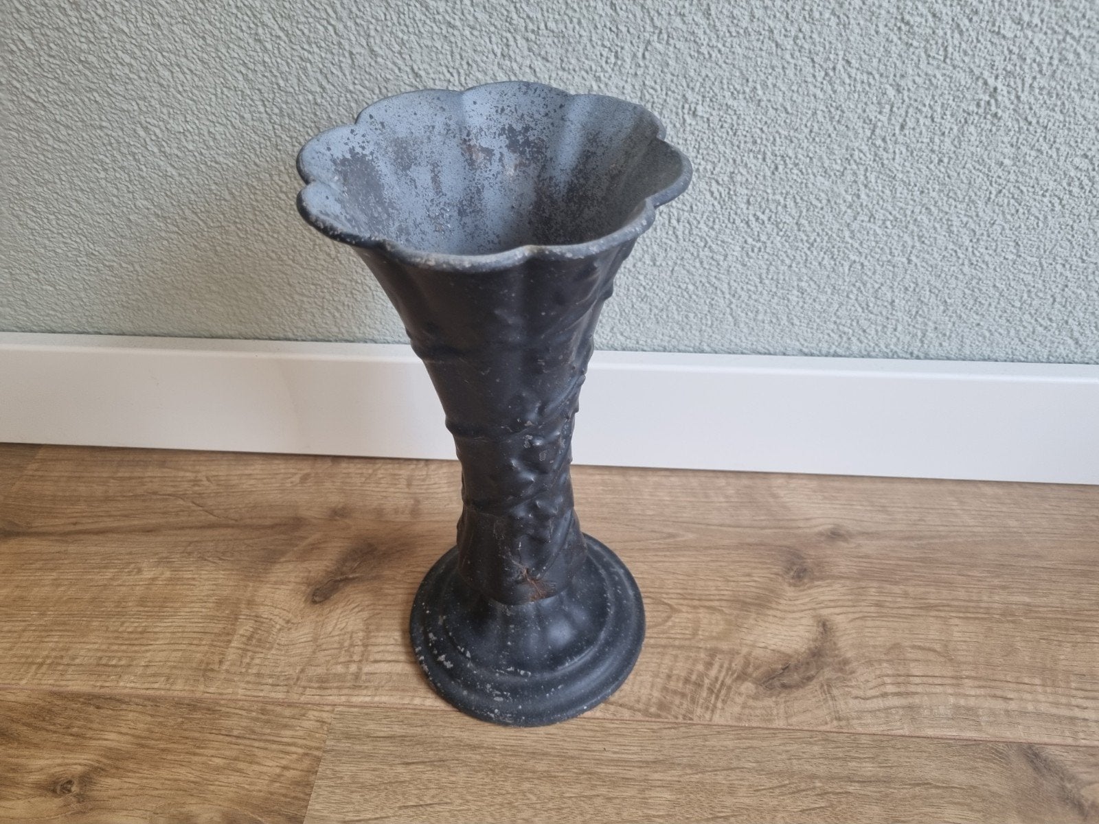 Decoratieve gietijzeren vaas - Vintage stijl, Ophalen of Verzenden
