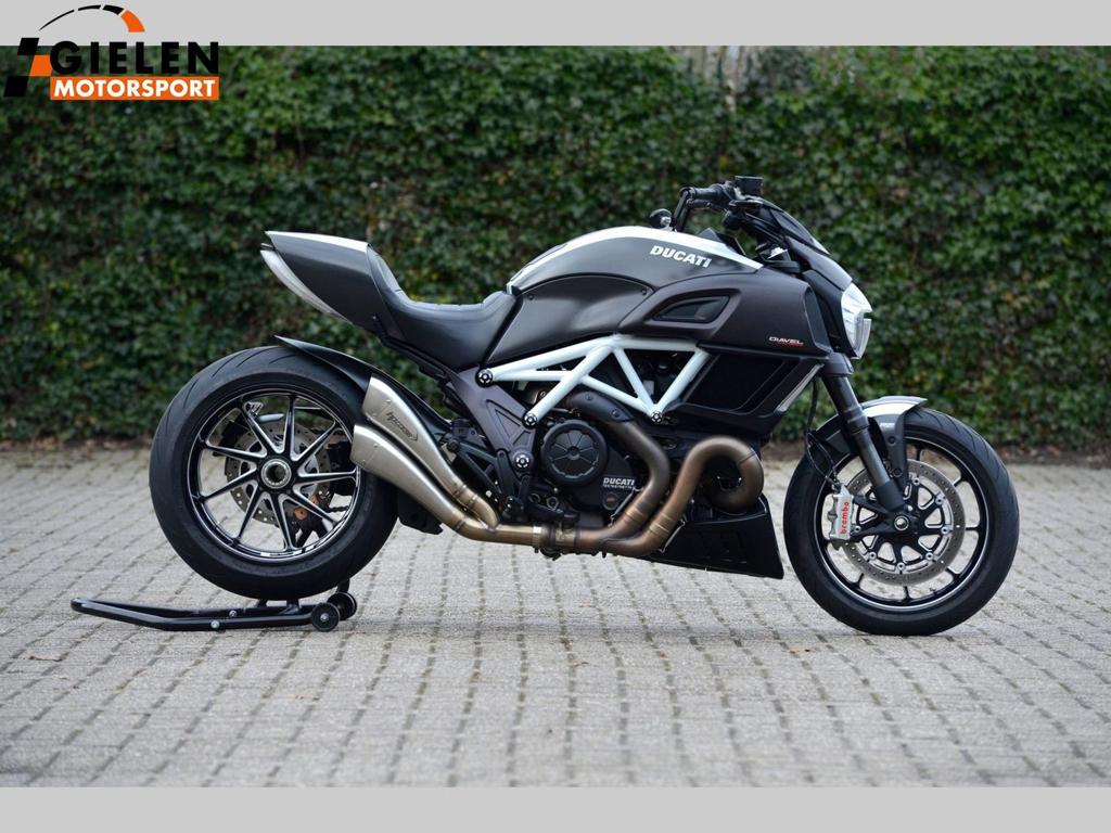 Ducati Diavel Carbon editie 2016 Type 2, 2 cilinders, Sportuitlaat, 390, rue d' Estienne d'Orves 92701 COLOMBES CEDEX, FR, 1198 cc
