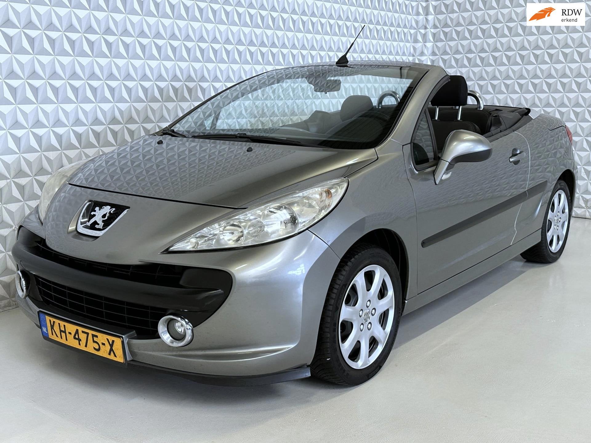 Peugeot 207 CC 1.6 VTi Airco, APK én een elektrisch dak! (2, Auto's, Voorwielaandrijving, Gebruikt, Zwart, Cabriolet