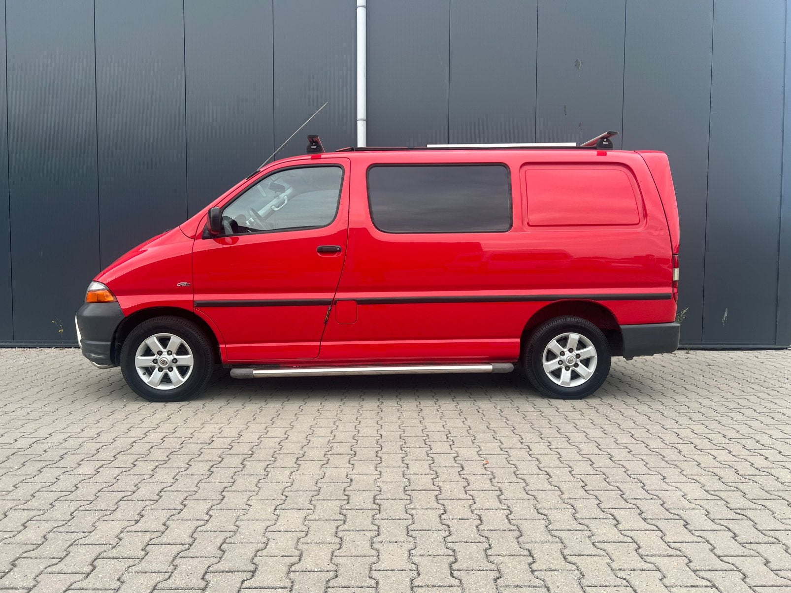 Toyota 2004 Rood toyoya hiace 2.5 d-4d 100 spacer camper, Auto's, Toyota, Stof, 2000 kg, 7 stoelen, Grijs
