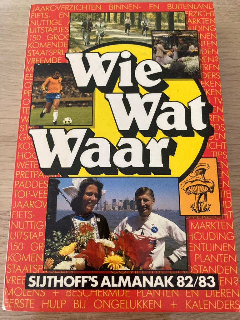 Wie Wat Waar Almanak 82/83 - Sijthoff's Jaaroverzichten, Boeken, Tijdschriften en Kranten, Gelezen, Overige typen, Ophalen of Verzenden