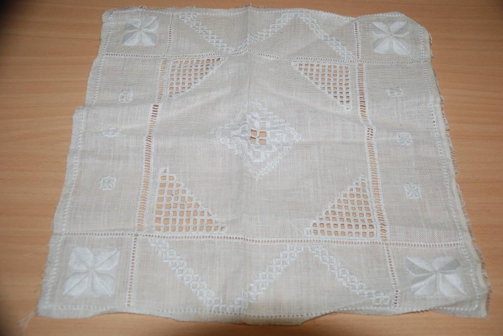 Hardanger kleedje.              Maat: 40 x 40 cm., Ophalen of Verzenden, Nieuw, Handborduren, Borduurpakket