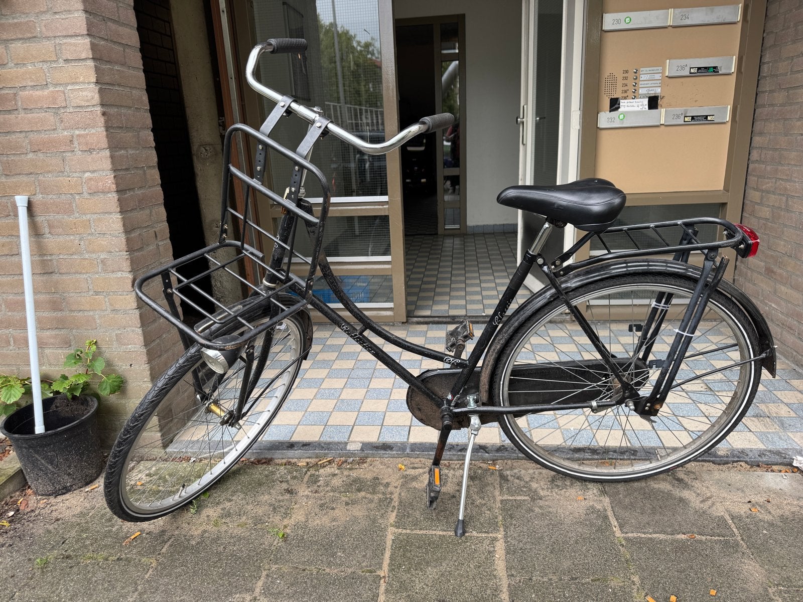 Zwarte damesfiets met voordrager en bagagedrager, Terugtraprem, Ophalen, Overige merken, 53 tot 56 cm