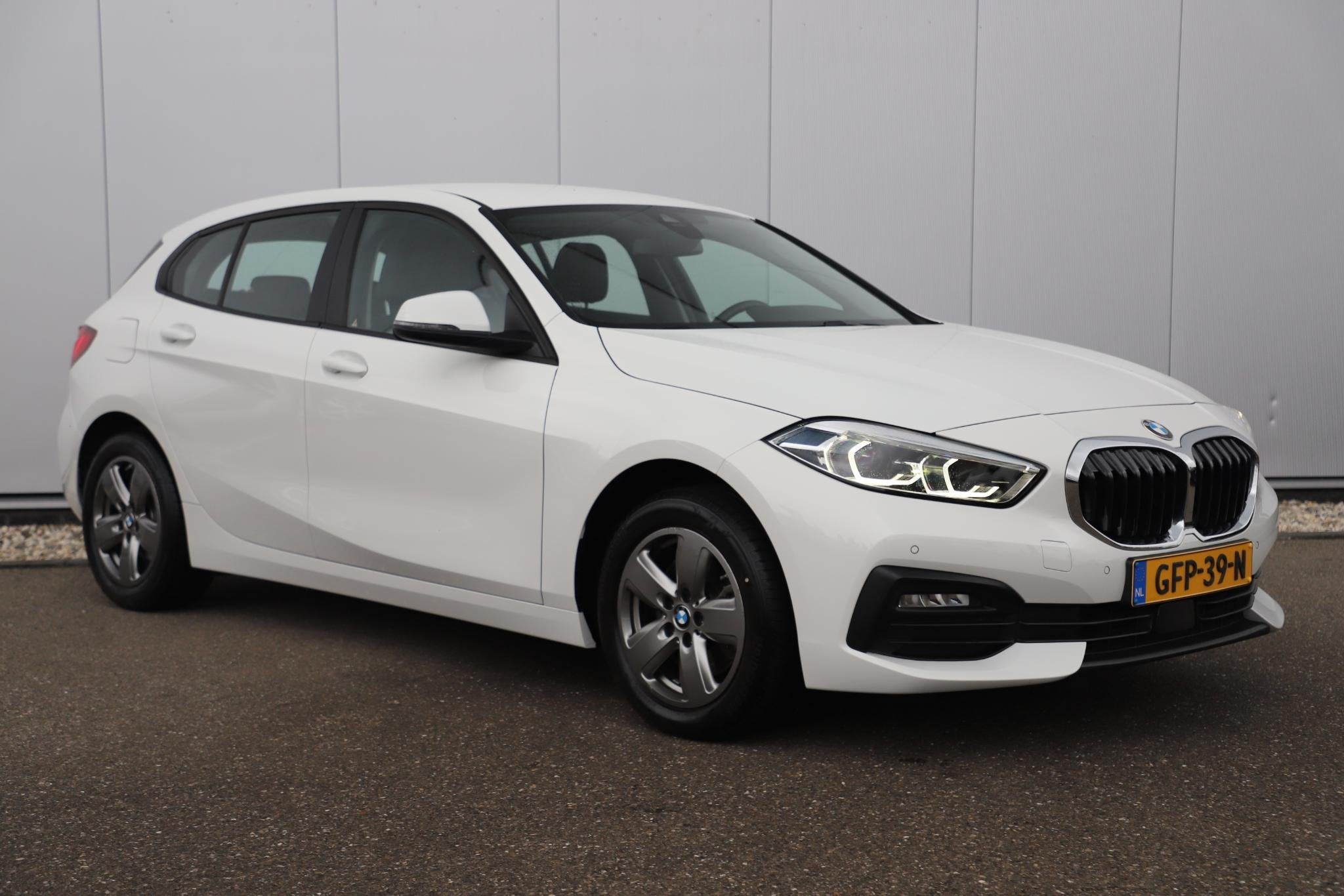 BMW 1-serie 116i Lesauto ! Sportstoelen Navigatie LED Carpla, Auto's, Met garantie (alle), Leder en Stof, Wit, Origineel Nederlands