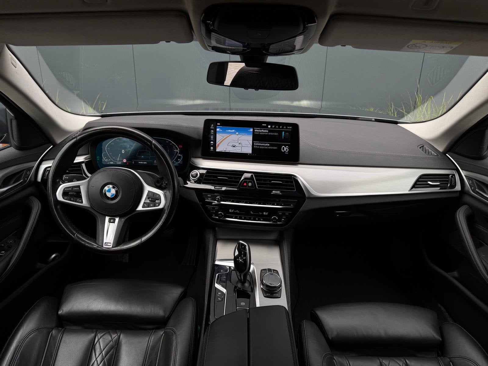 BMW 5-serie Touring 530e High Executive NAVI | LEDER | LED |, Auto's, BMW, Automaat, 1998 cc, Gebruikt, Zwart