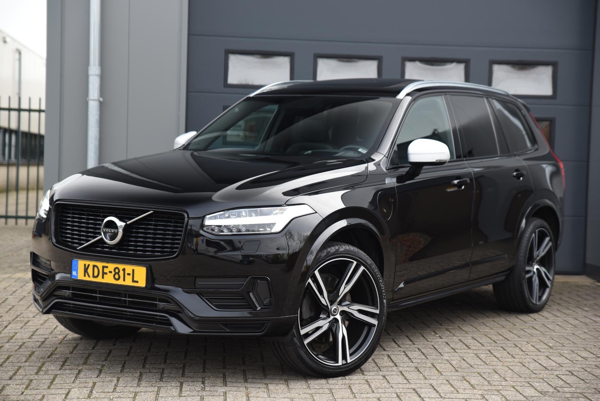 Volvo XC90 2.0 T8 Twin Engine AWD R-Design Pano, Auto's, Gebruikt, Euro 6, 4 cilinders, 7 stoelen
