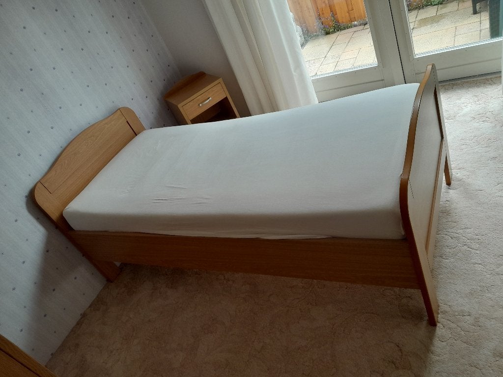 1 persoons bed met gratis  nachtkastje, 90 cm, Eenpersoons, Wit, Ophalen of Verzenden