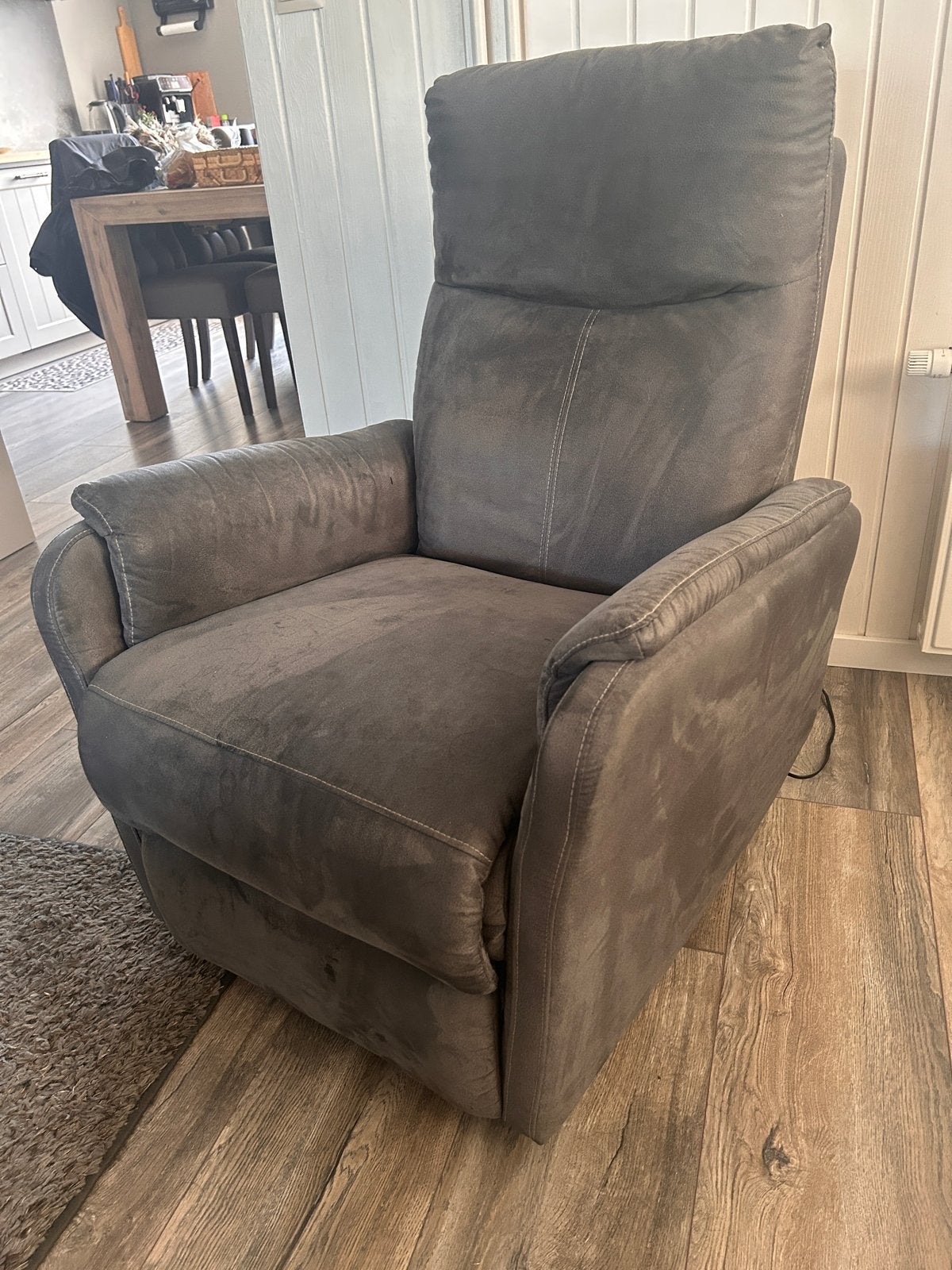 Comfortabele grijze relaxfauteuil met elektrische functie