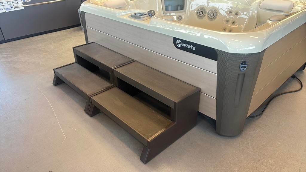 Jacuzzi Hotspring Spa Triumph 2 ligplaatsen bj. 2020, Tuin en Terras, Ophalen, Zo goed als nieuw, Trap, Vast