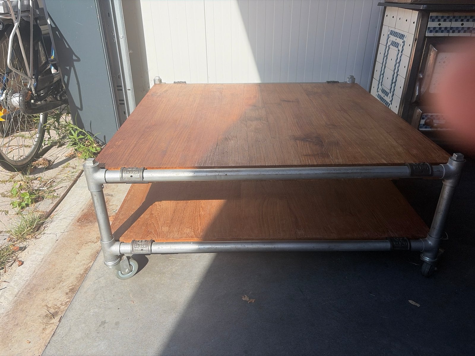 Industriële salontafel met houten blad en metalen onderstel, Ophalen, Gebruikt, 100 tot 150 cm, Overige houtsoorten
