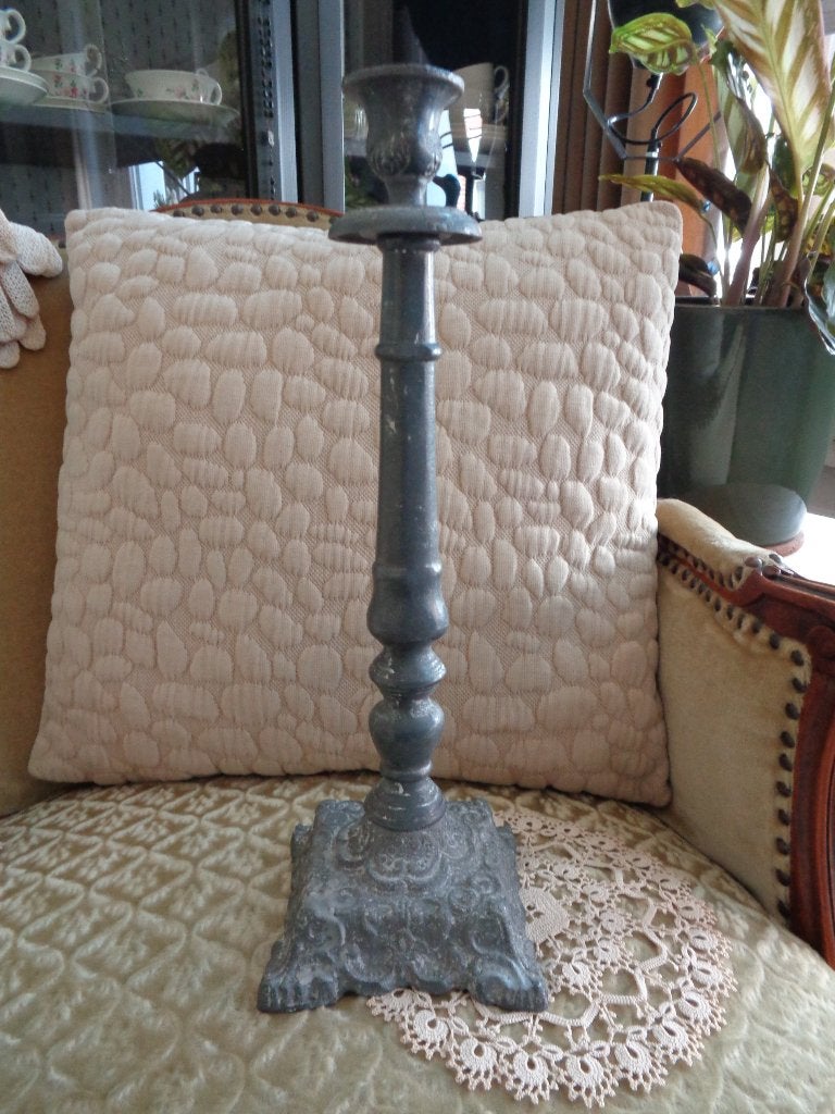 Brocante Bewerkte IJzeren Kandelaar ** Mimosa **, Overige materialen, Ophalen of Verzenden, Zo goed als nieuw, Kandelaar