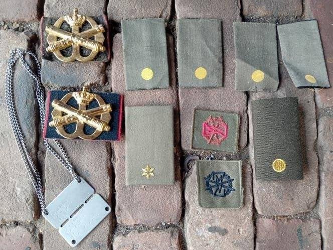 soldaten Militaria collectie Dog tag emblemen en epauletten, Verzamelen, Ophalen of Verzenden, Landmacht, Nederland, Embleem of Badge