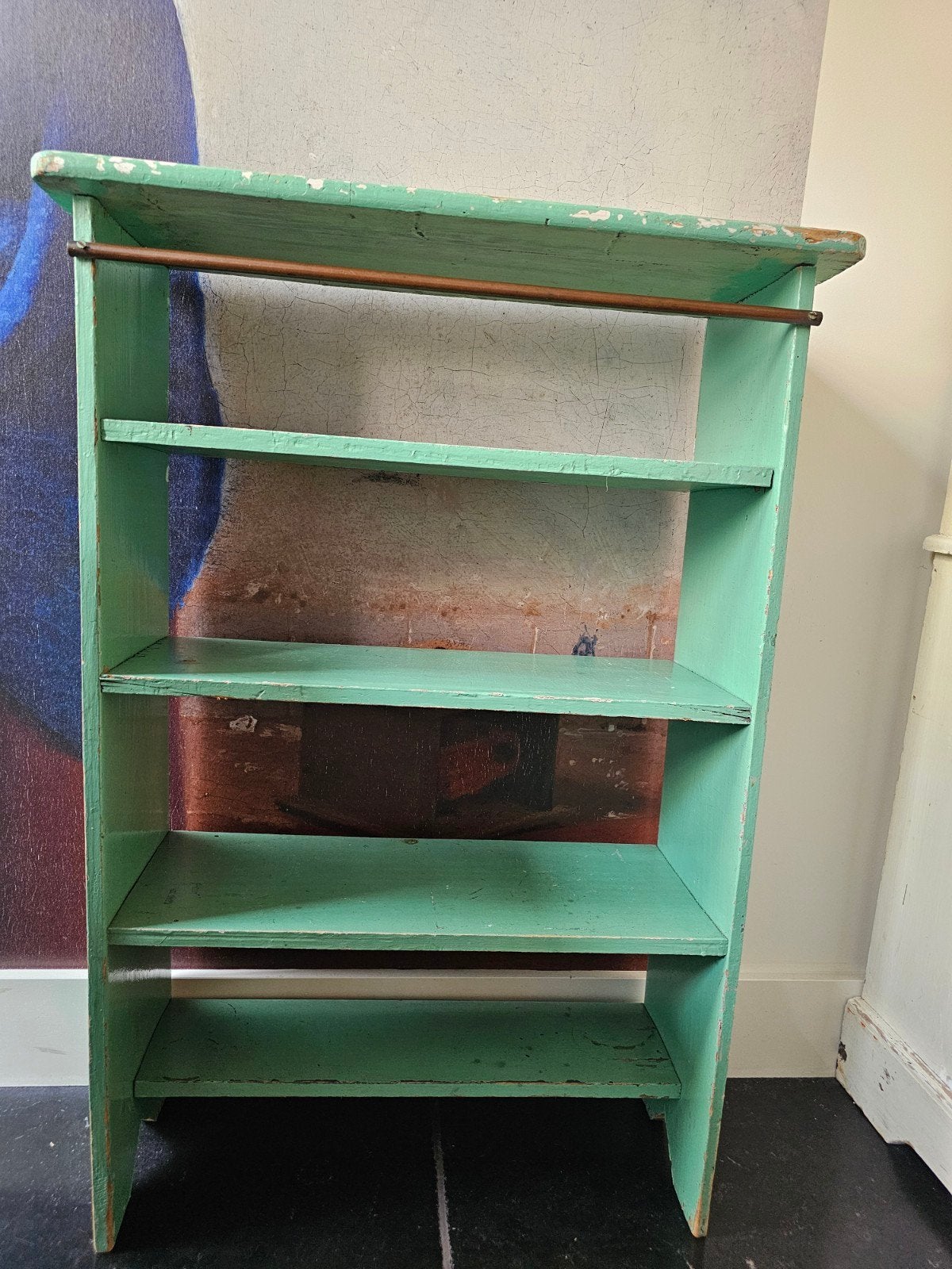 Vintage houten rekje in mintgroen met koperen roede, Ophalen