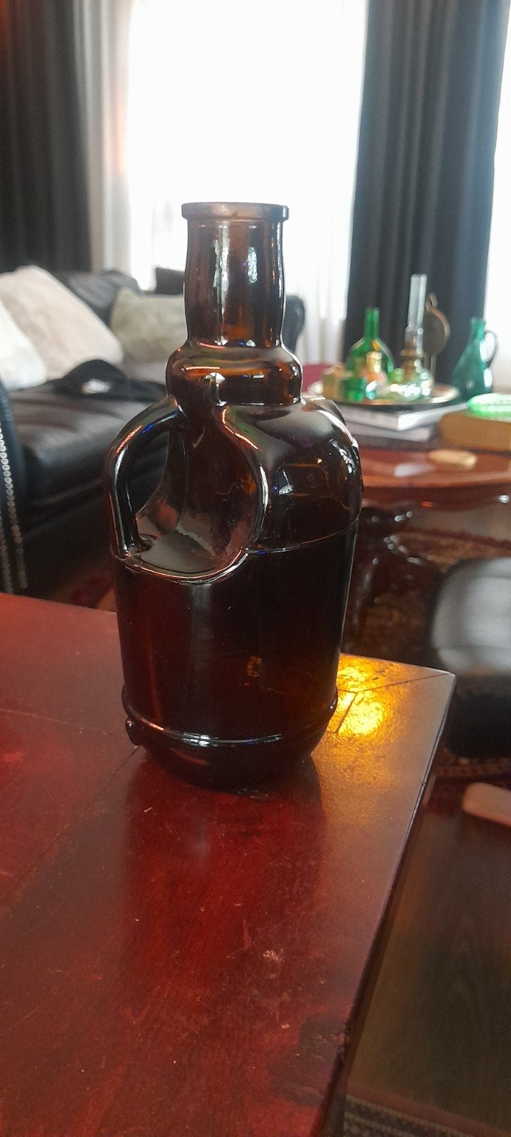 Vintage bruine glazen fles met handvat – Stoere vaas (23 cm), 23 cm, Bruin, Met handvat, Ophalen of Verzenden