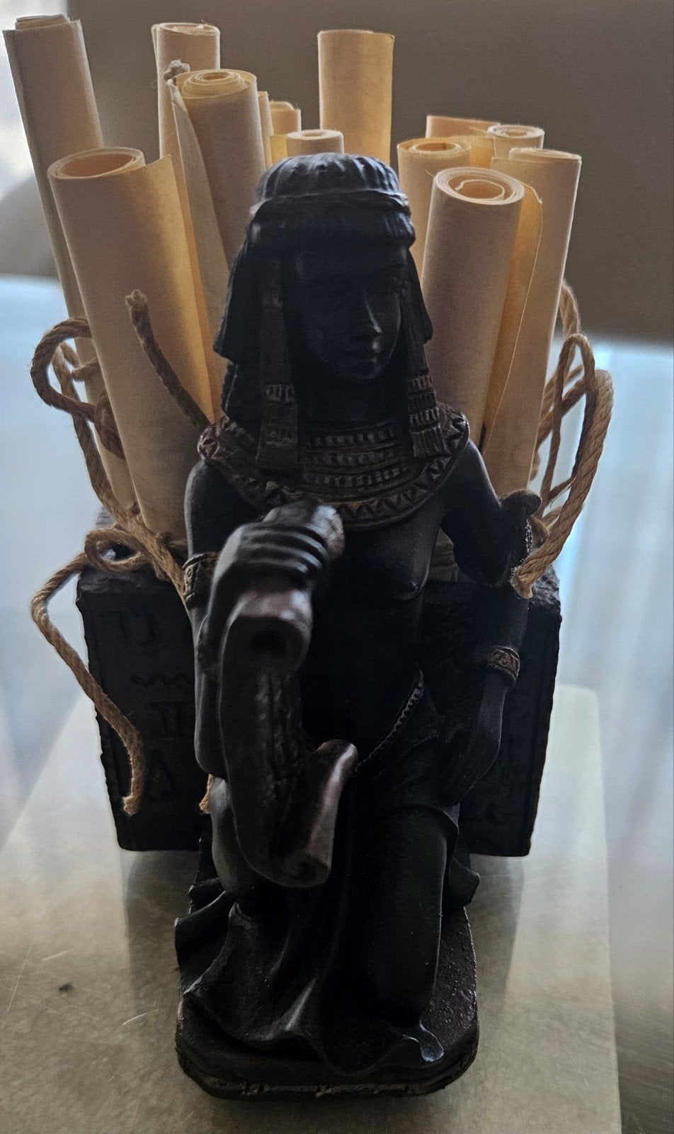 Egyptische beeldje met papyrusrollen, Antiek en Kunst, Kunststof, Ophalen of Verzenden, Handgemaakt, Beeld