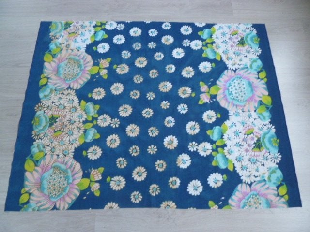 Lap stof: Blauw met bloemenrand en bloemen., Blauw, 120 cm of meer, Nieuw, Ophalen of Verzenden
