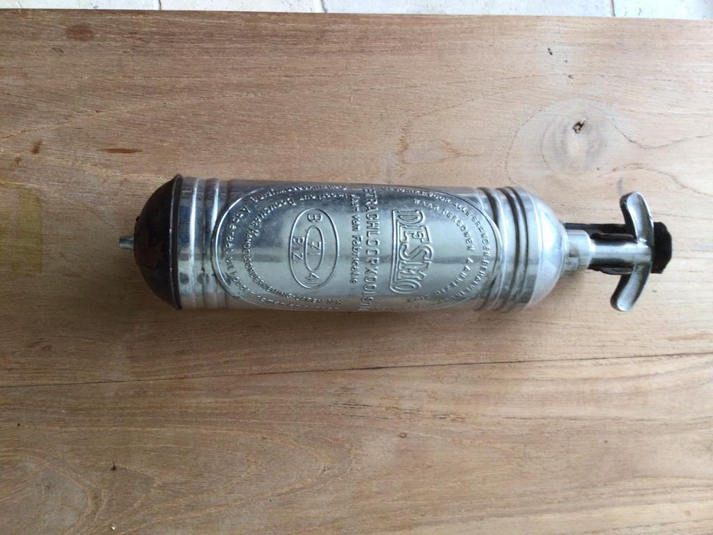 Oude Desmo brandblusser, in houder, oldtimer., Ophalen of Verzenden, Zo goed als nieuw