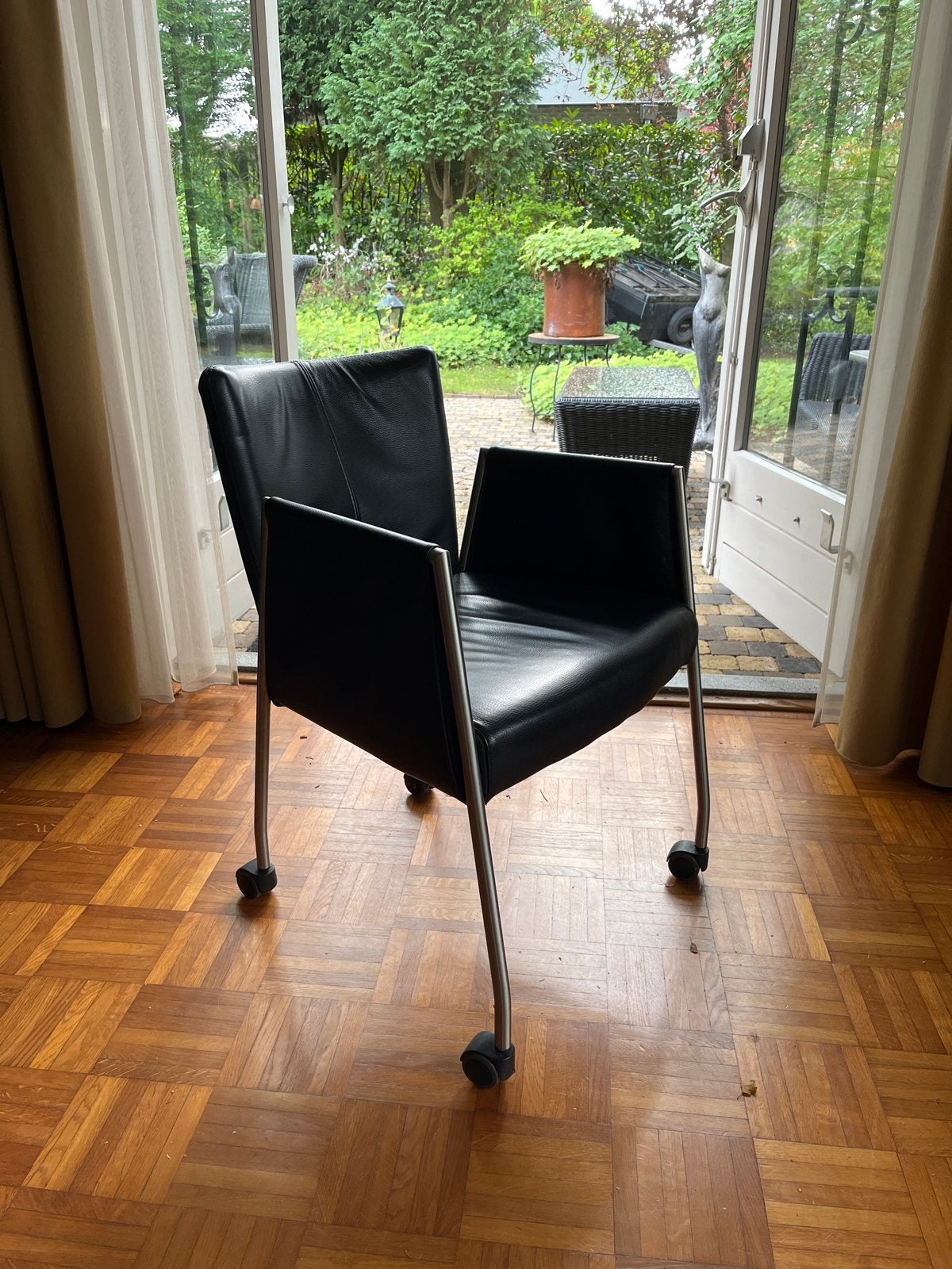 4 Topform Zwarte Leren eetkamerstoelen met Wieltjes, Ophalen, Gebruikt, Zwart, Leer