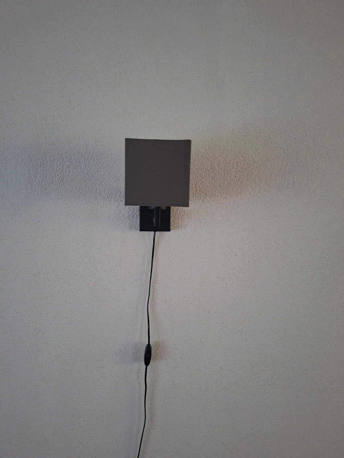 wandlamp, zwart met donker grijze kap, Ophalen, Zo goed als nieuw, Zwart