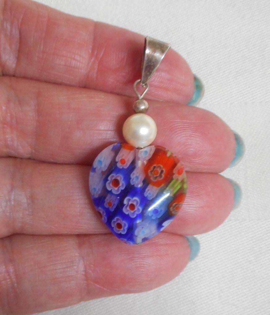 Hart hanger glas met bloemetjes en zilveren hangoog nr.1713