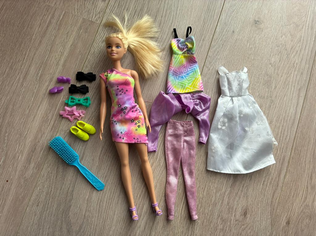 Barbie met setjes kleding, Kinderen en Baby's, Speelgoed | Poppen, Ophalen of Verzenden, Zo goed als nieuw