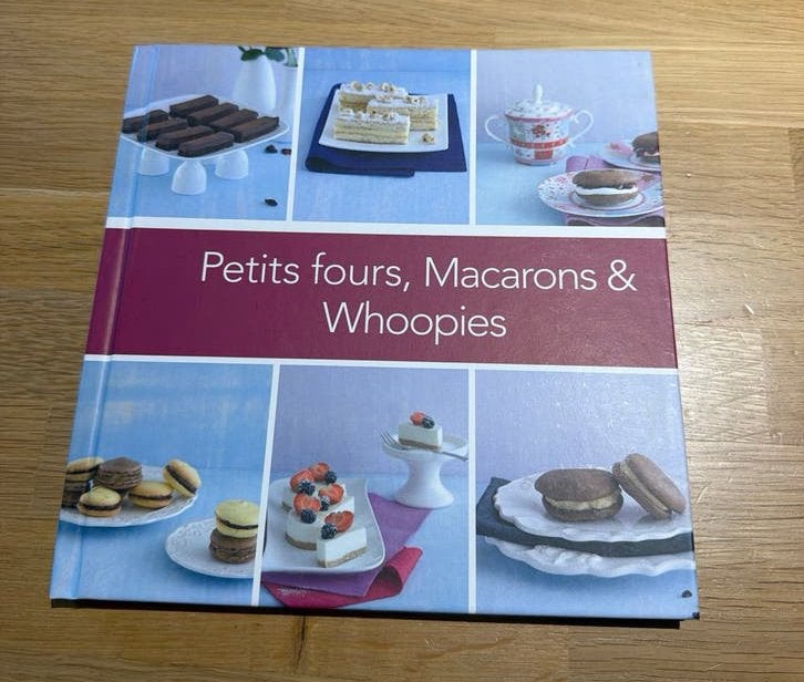 Petits fours, Macarons & Whoopies kookboek, Boeken, Ophalen, Zo goed als nieuw, Europa, Taart, Gebak en Desserts