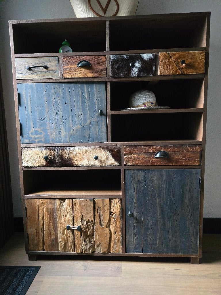 Landelijke kast / opbergkast van massief hout – €200, Ophalen