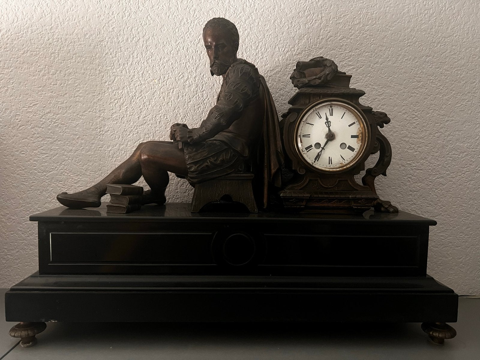 Antieke tafelklok met bronzen beeld van zittende man, Antiek en Kunst, Antiek | Klokken, Ophalen