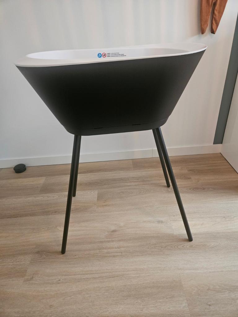 We-Too badset inclusief badstandaard en metalen zwarte poten, Kinderen en Baby's, Ophalen of Verzenden, Zo goed als nieuw, Badje
