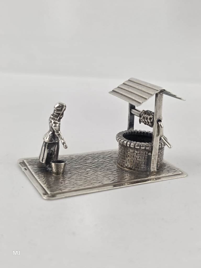 Zilveren miniatuur Vrouw bij waterput                   Z235, Ophalen of Verzenden, Zilver