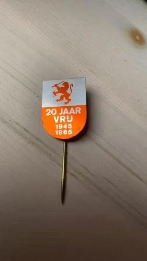 Speld bevrijding 20 jaar 1945 - 1965, Verzamelen, Speldjes, Pins en Buttons, Ophalen of Verzenden, Gebruikt, Overige onderwerpen