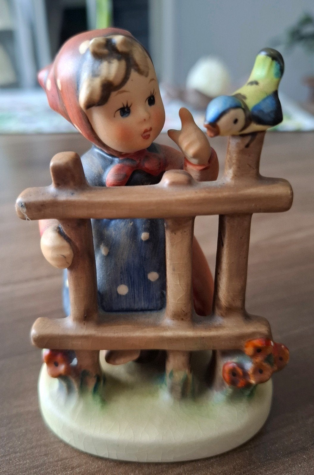 Goebel Hummel beeldje: Meisje met vogel en hekje, Verzamelen, Beelden en Beeldjes, Ophalen of Verzenden, Gebruikt, Hummel