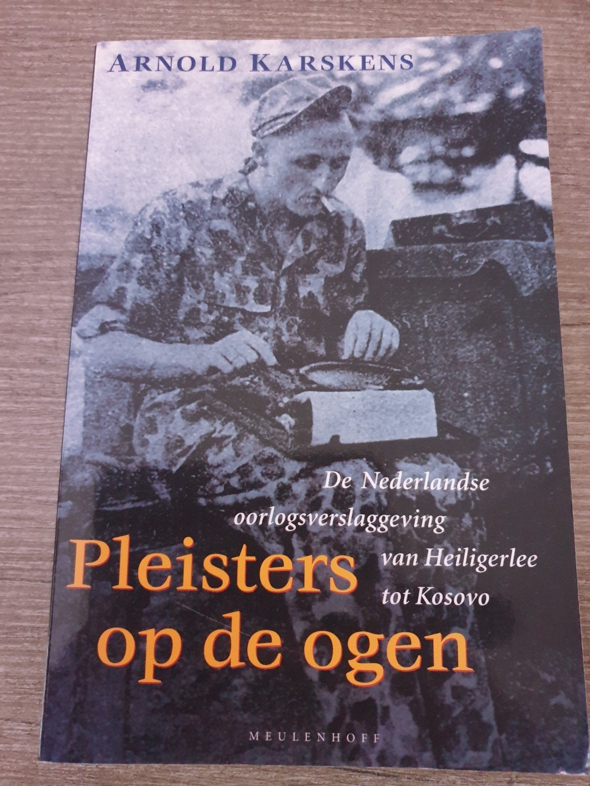 Pleisters op de ogen - Nederlandse oorlogsverslaggeving, Gelezen, Arnold Karskens, Ophalen of Verzenden, Algemeen