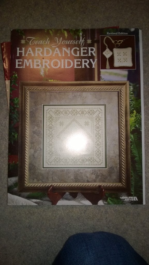 Boek - 408 - Hardanger Emrbroidery, Ophalen of Verzenden, Zo goed als nieuw