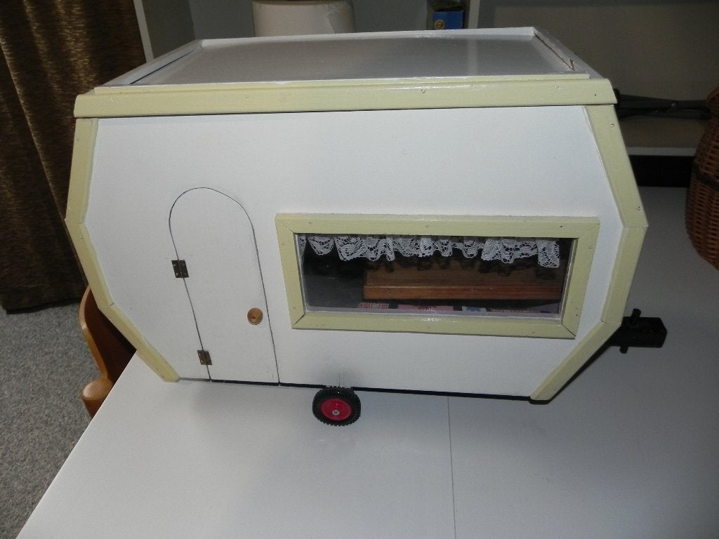TE KOOP; SPEEL CARAVAN, Ophalen, Zo goed als nieuw, Hout